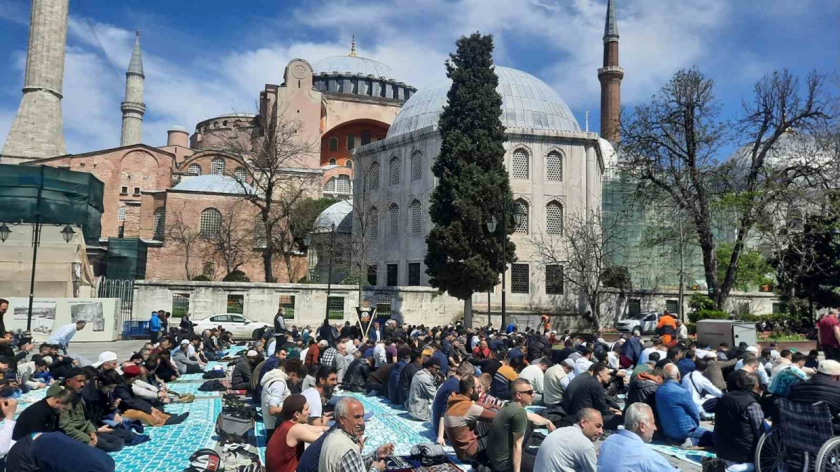 Ayasofya Camii’nde Ramazan ayının son cuma namazı kılındı
