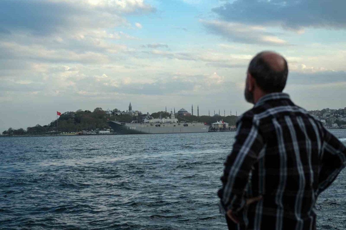 TCG Anadolu ile Ayasofya Camii’nin aynı karedeki manzarası mest etti

