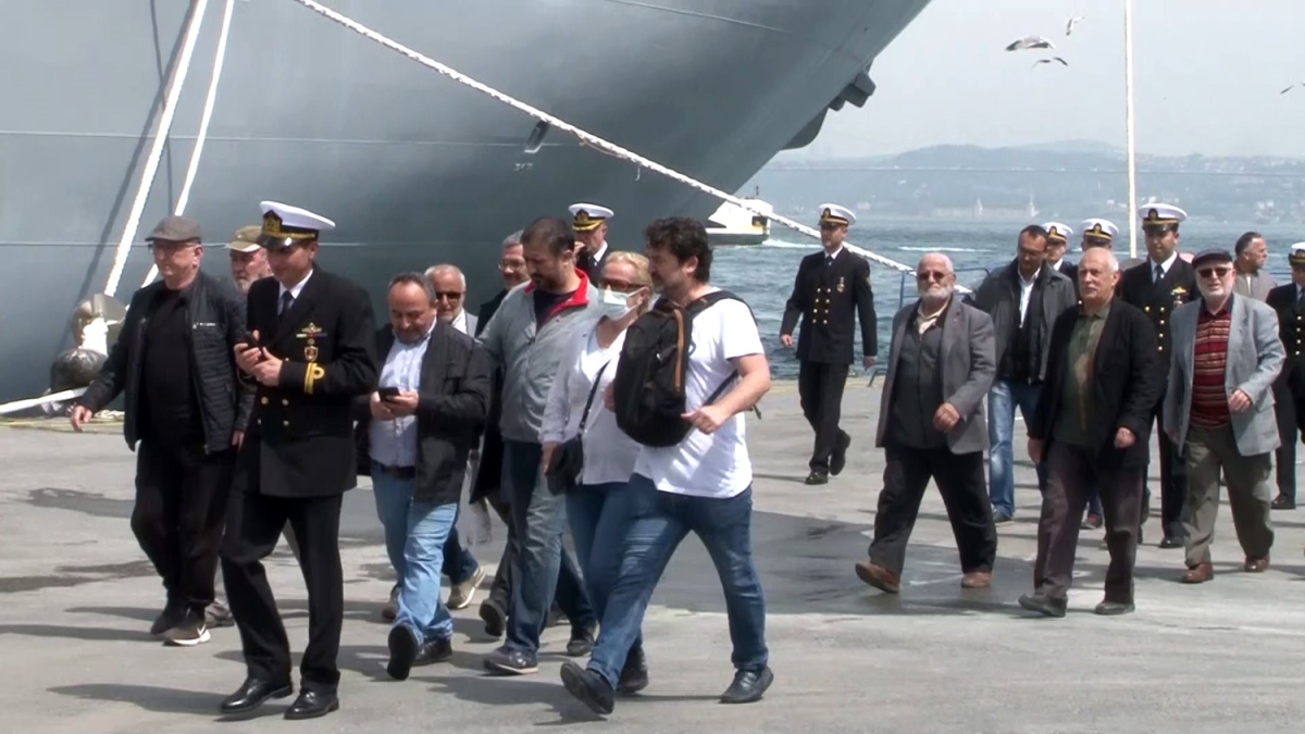 Dünyanın ilk SİHA gemisi TCG Anadolu vatandaşların akınına uğradı
