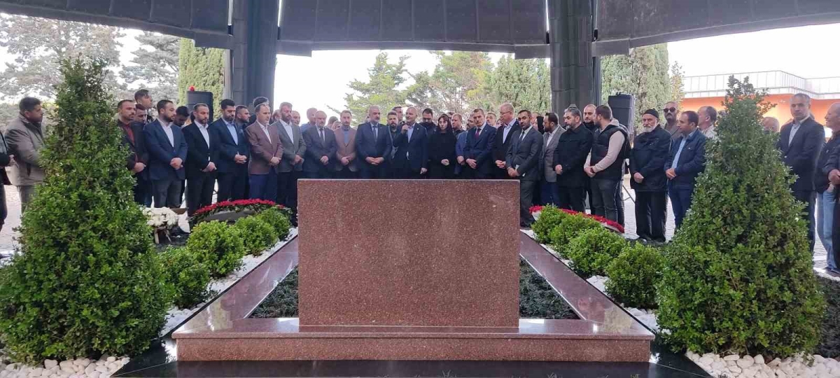 İçişleri Bakanı Soylu’dan 8. Cumhurbaşkanı Turgut Özal’ın kabrine ziyaret

