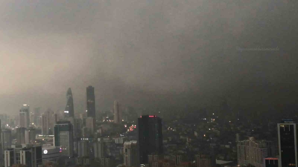 İstanbul’u bir anda bulutlar kapladı, sağanak yağış etkili oldu
