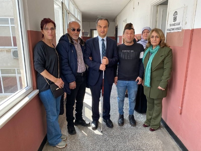 AK Parti’li görme engelli milletvekili adayı Cemal Donat esnaf ve STK’ları ziyaret etti
