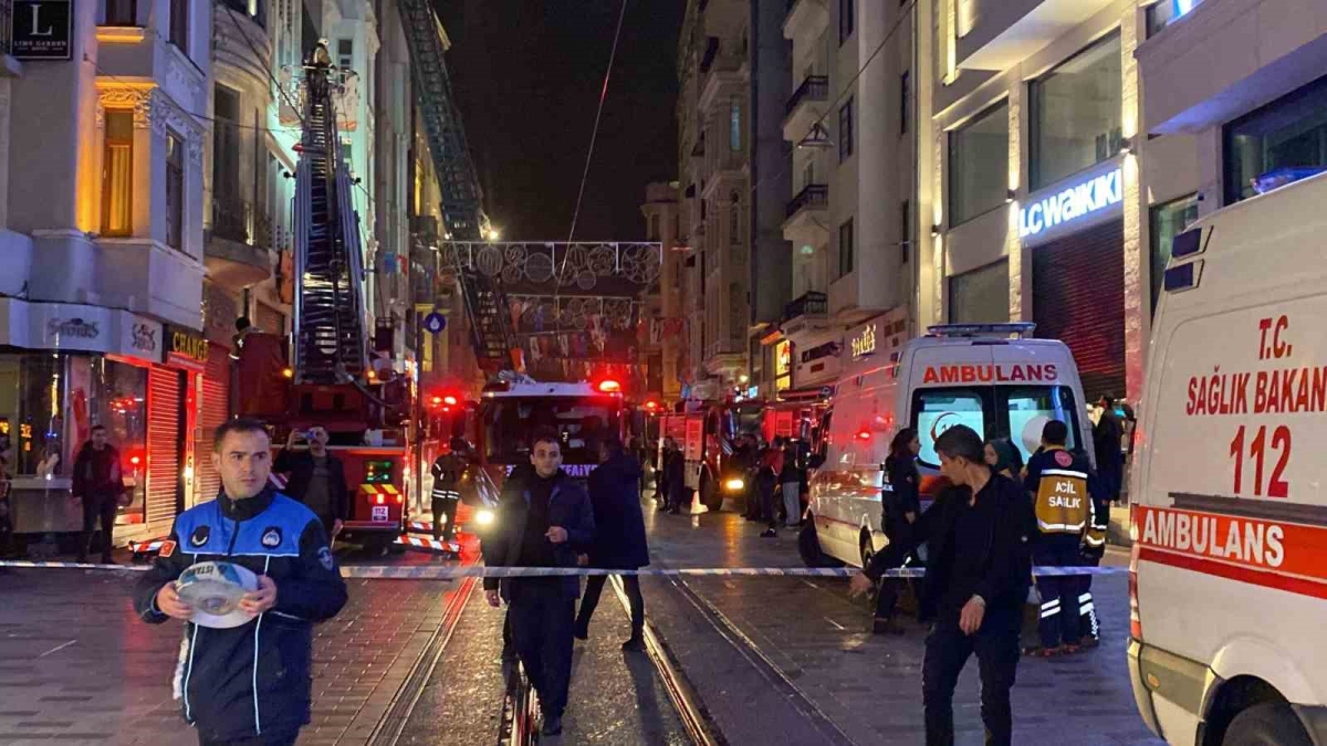İstiklal Caddesi’nde otelde yangın paniği: Mahsur kalanları itfaiye ekipleri kurtardı
