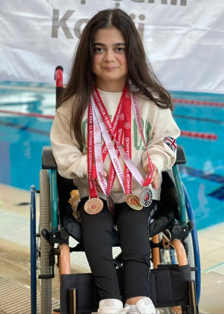 Bedensel engelli Selen, tedavi amaçlı başladığı yüzmede Türkiye şampiyonu oldu
