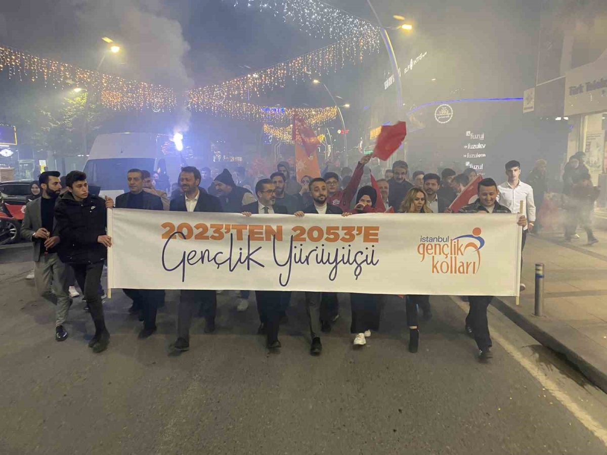 İstanbul’da AK Parti milletvekili adaylarıyla birlikte yüzlerce vatandaştan 2023’ten 2053 yürüyüşü
