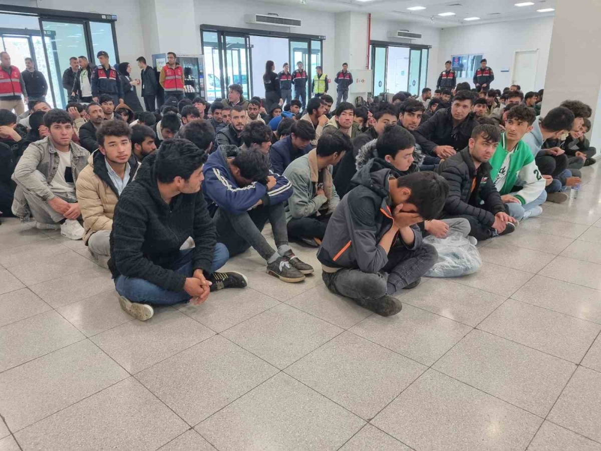 İstanbul’dan 138 düzensiz Afgan göçmen ülkelerine gönderildi
