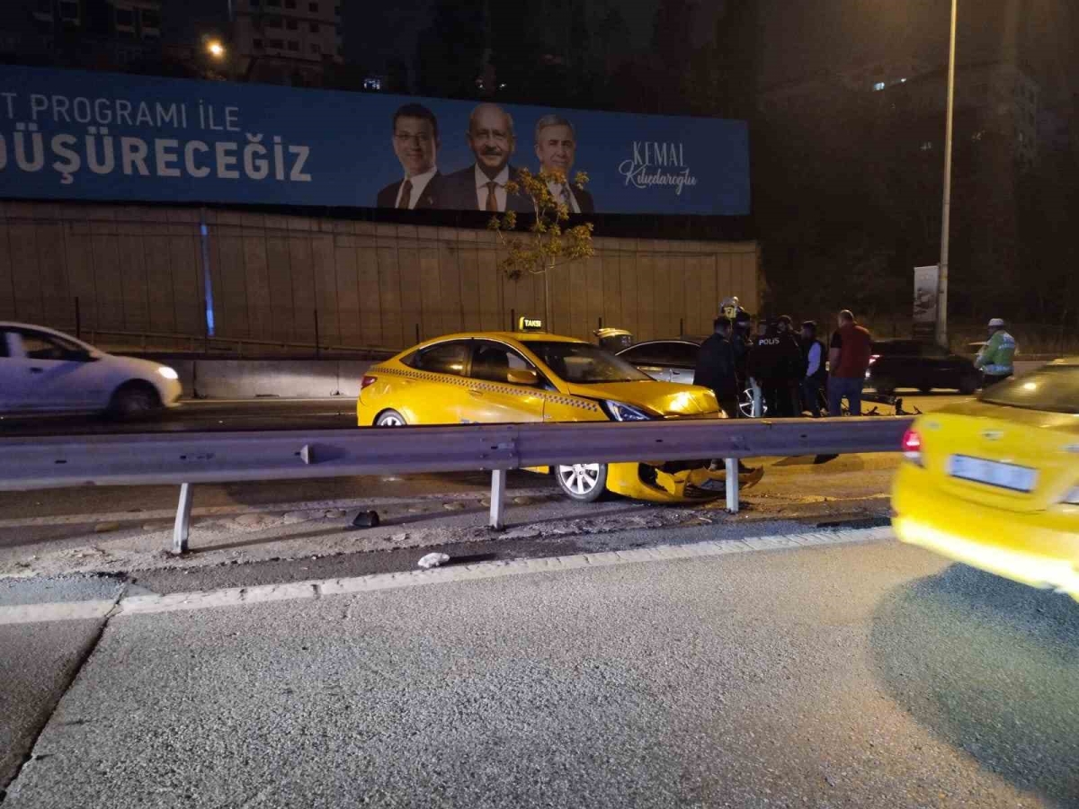 Kadıköy’de E-5’i kilitleyen zincirleme kaza: 2 yaralı
