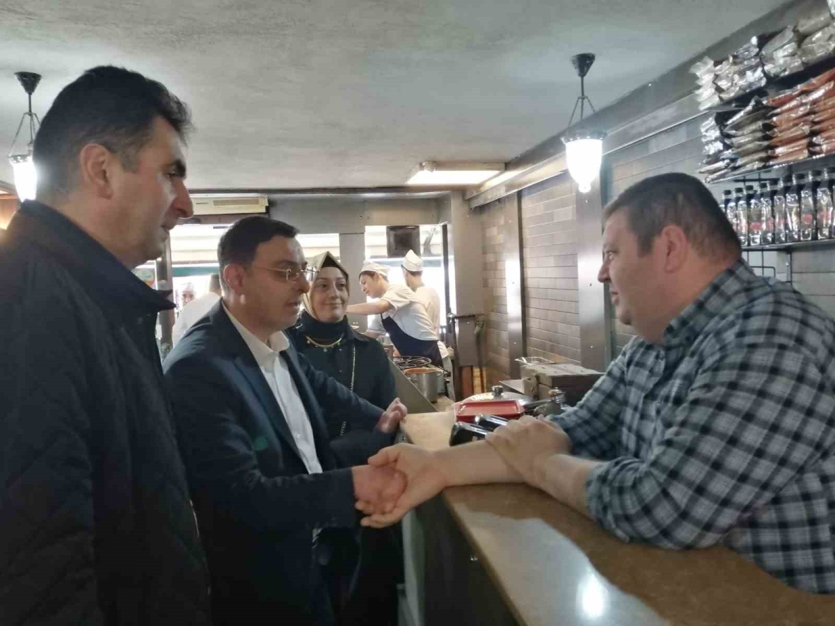 AK Parti Milletvekili adayı Serkan Bayram, Kadıköy esnafını ziyaret etti
