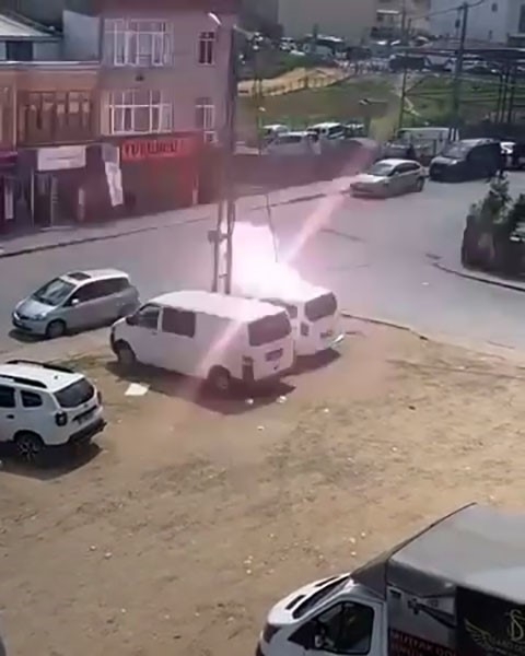 Başakşehir’de elektrik kabloları cadde ortasında bomba gibi patladı
