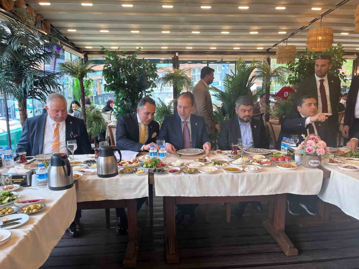 Erbakan “Yeniden Milli Görüş, Yeniden Refah Partisi” diyerek vatandaşın desteğini istedi
