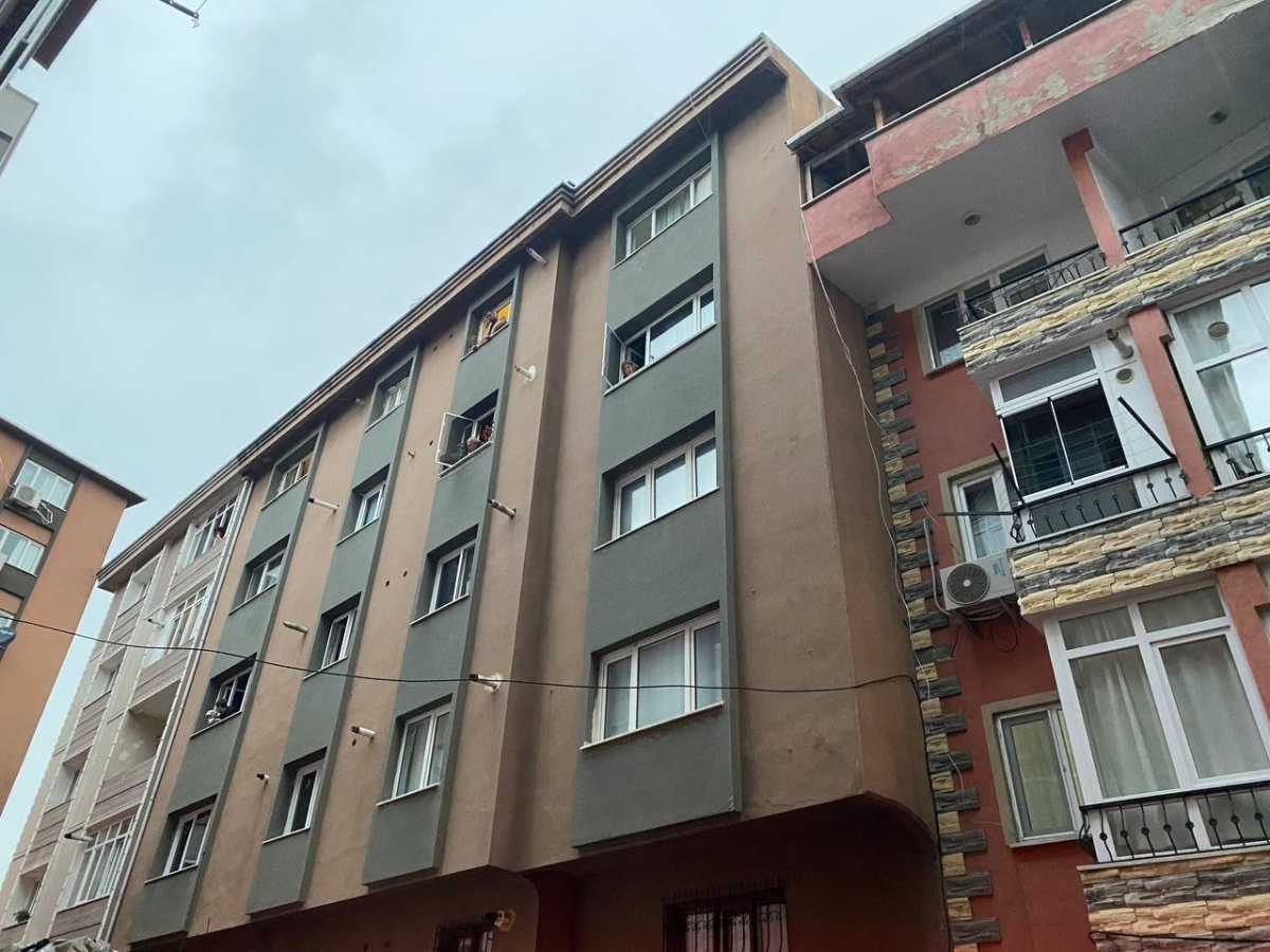 Mecidiyeköy’de 5 katlı binanın bodrum katı yandı: 3 yaralı
