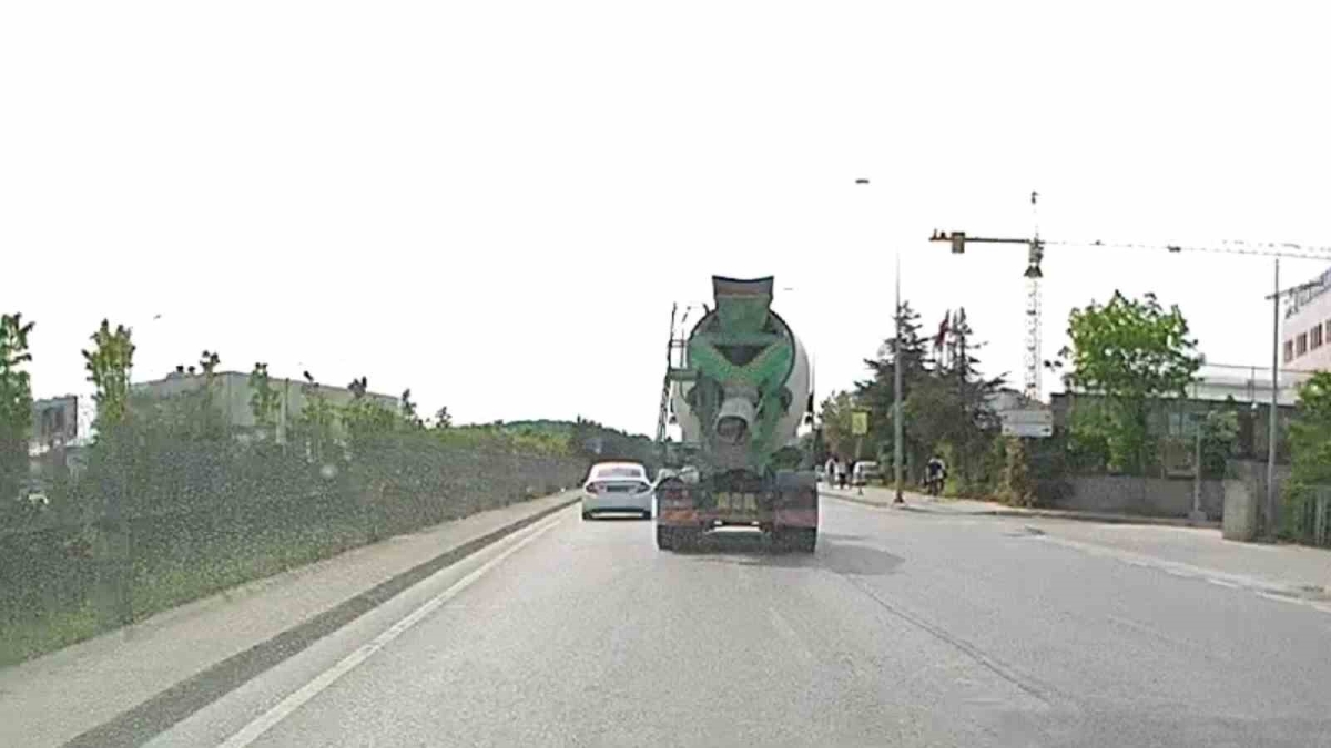 Sancaktepe’de beton mikserinin tehlikeli yolculuğu kamerada
