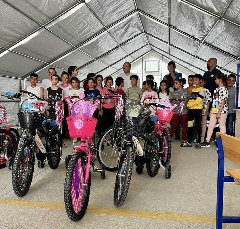 Depremzede çocuklara bisiklet sürprizi
