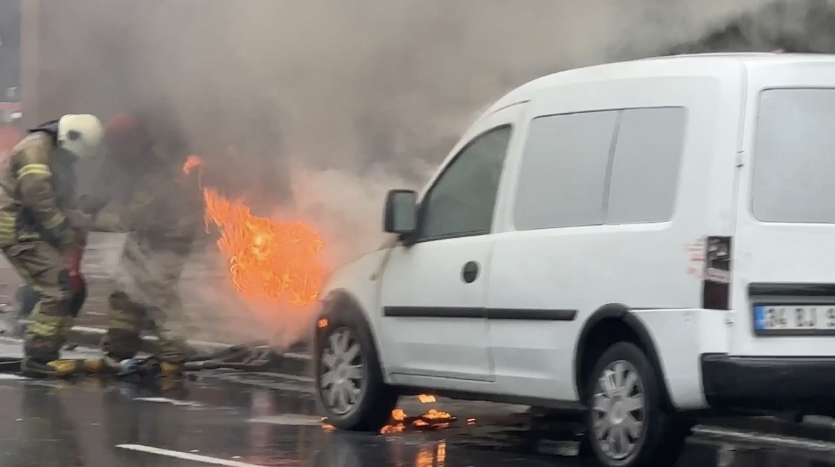 İstanbul’da araç alev alev yandı, İBB itfaiyesi müdahale edemedi
