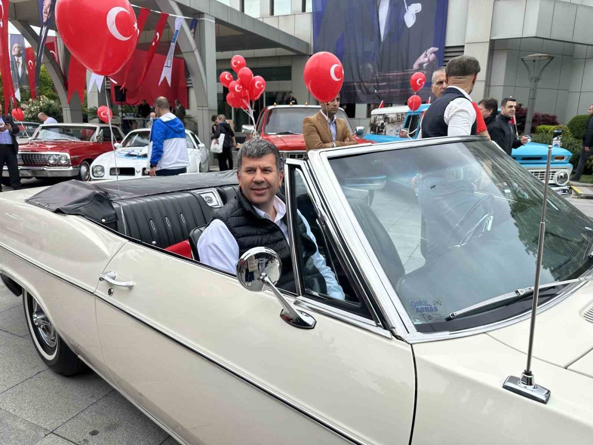Kadıköy’de 19 Mayıs klasik otomobiller eşliğinde kutlandı
