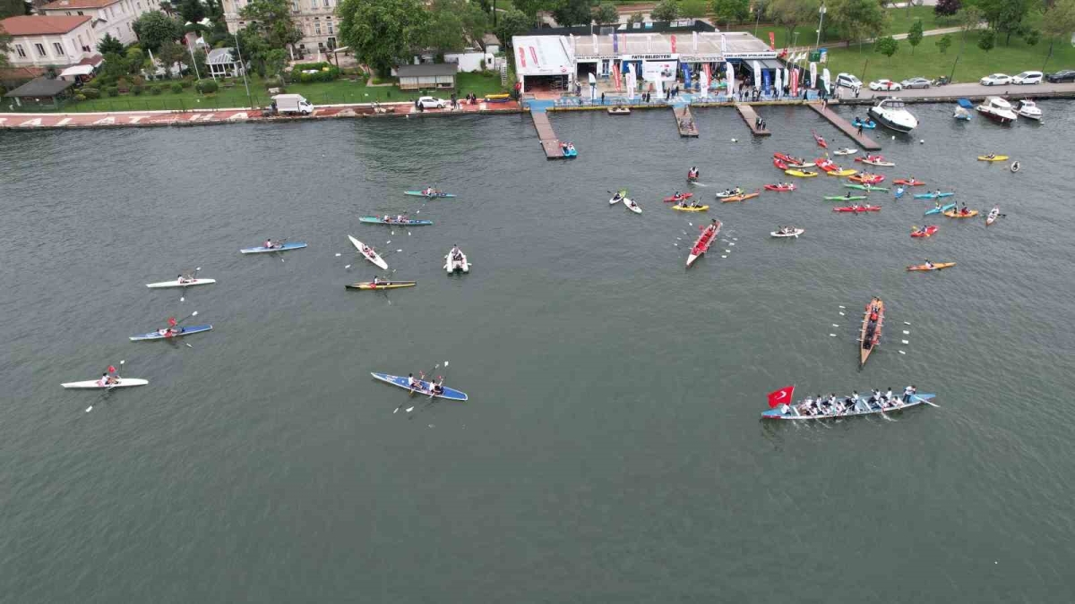 Fatih Belediyesi, 80 tekne 150 sporcu katılımı ile 19 Mayıs geçit töreni düzenledi
