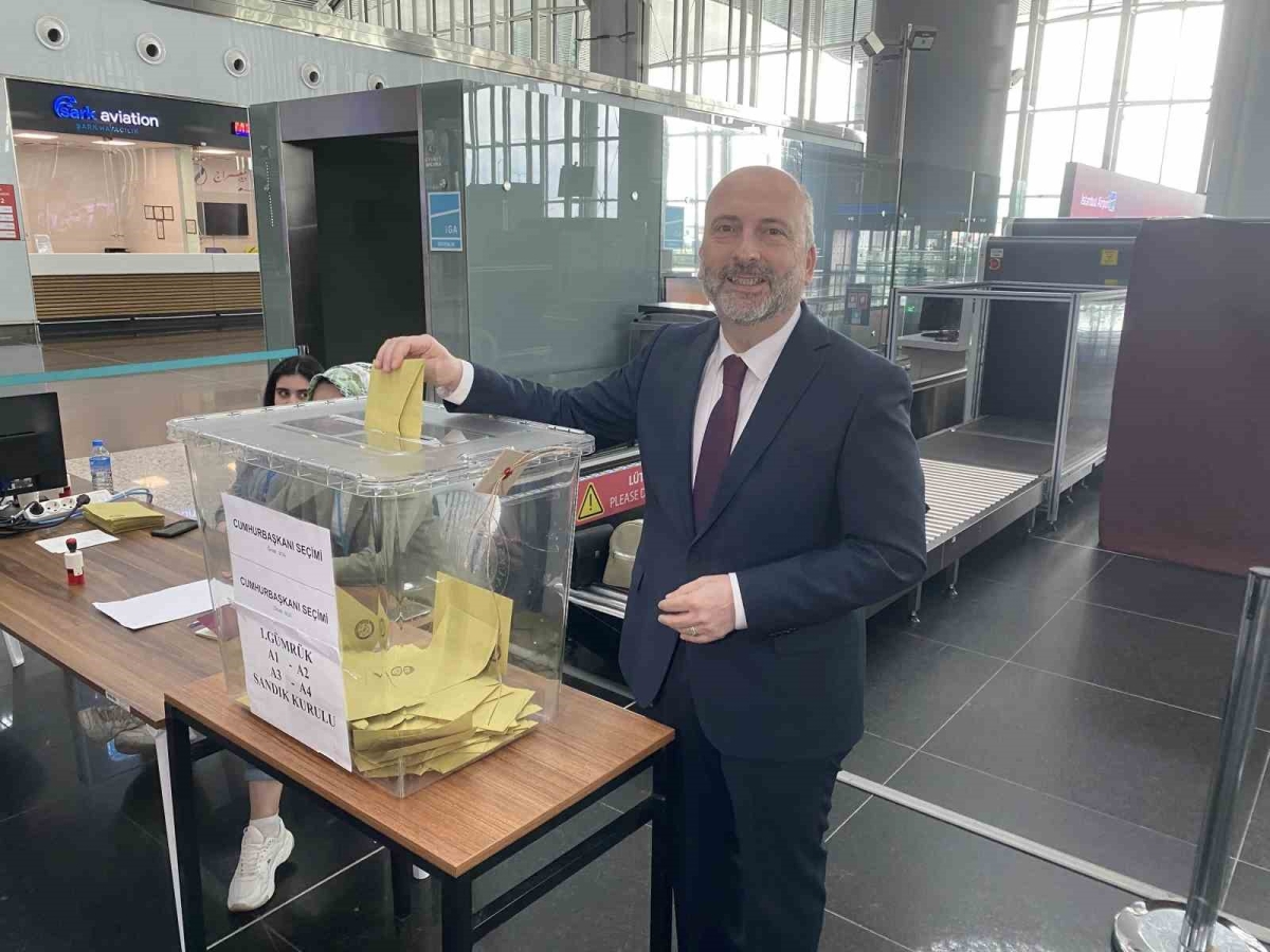 AK Parti Milletvekilleri Sırakaya ve Üçüncü, İstanbul Havalimanı’nda oy kullandı
