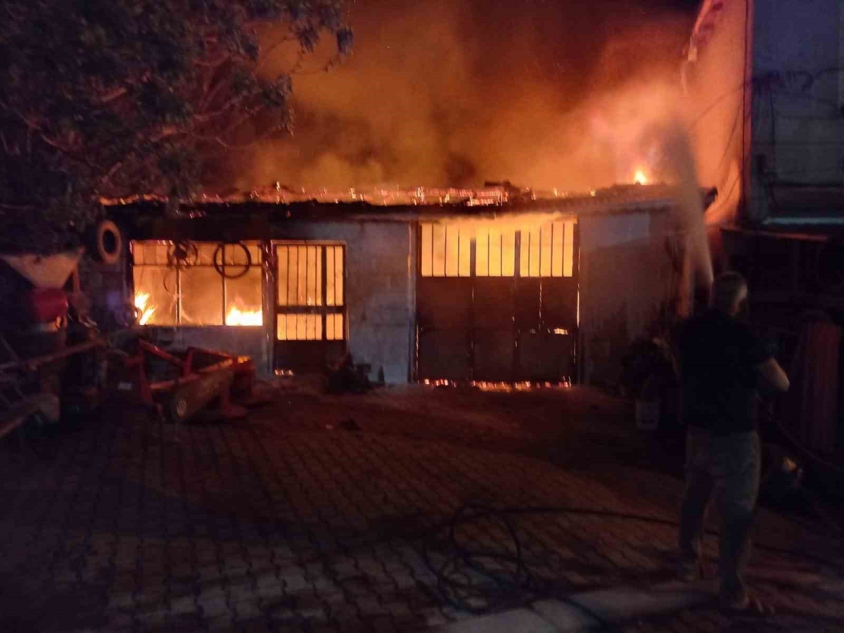 Çatalca’da  tamirhanede yangın çıktı, 1 kişi yanarak öldü
