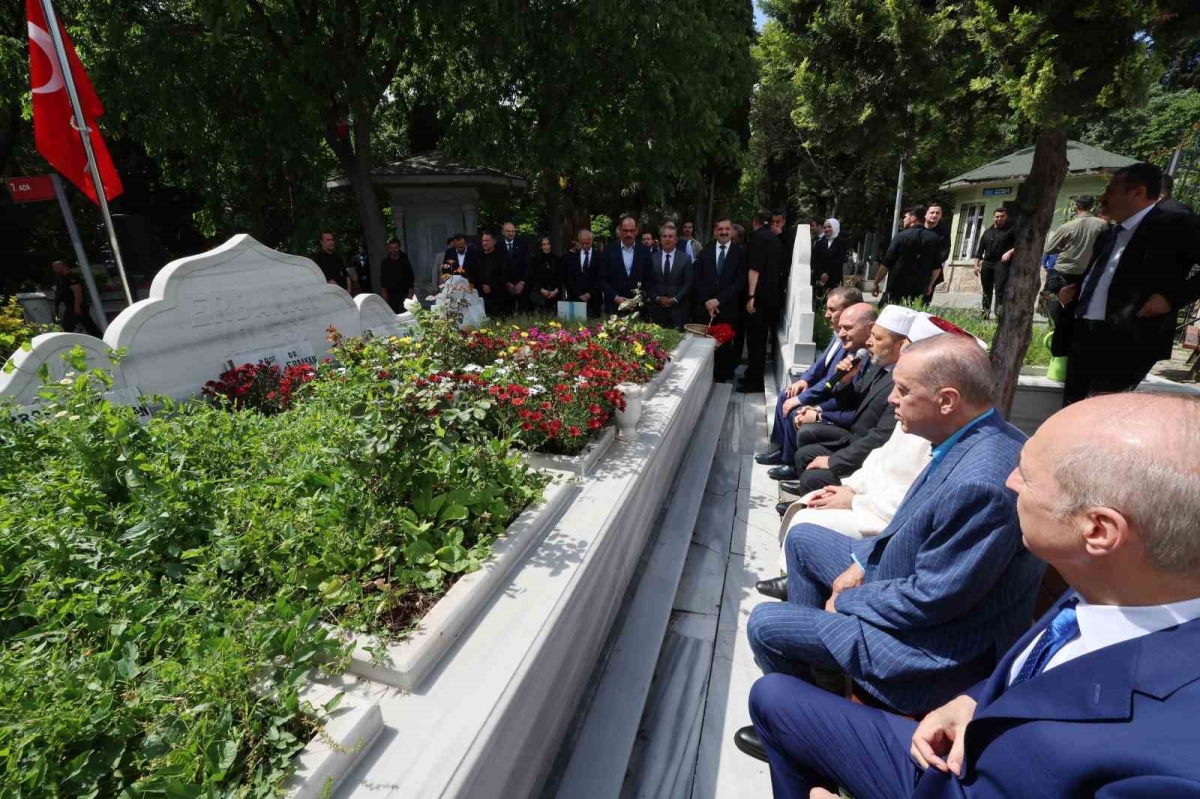 Cumhurbaşkanı Erdoğan, Necmettin Erbakan’ın kabrini ziyaret etti
