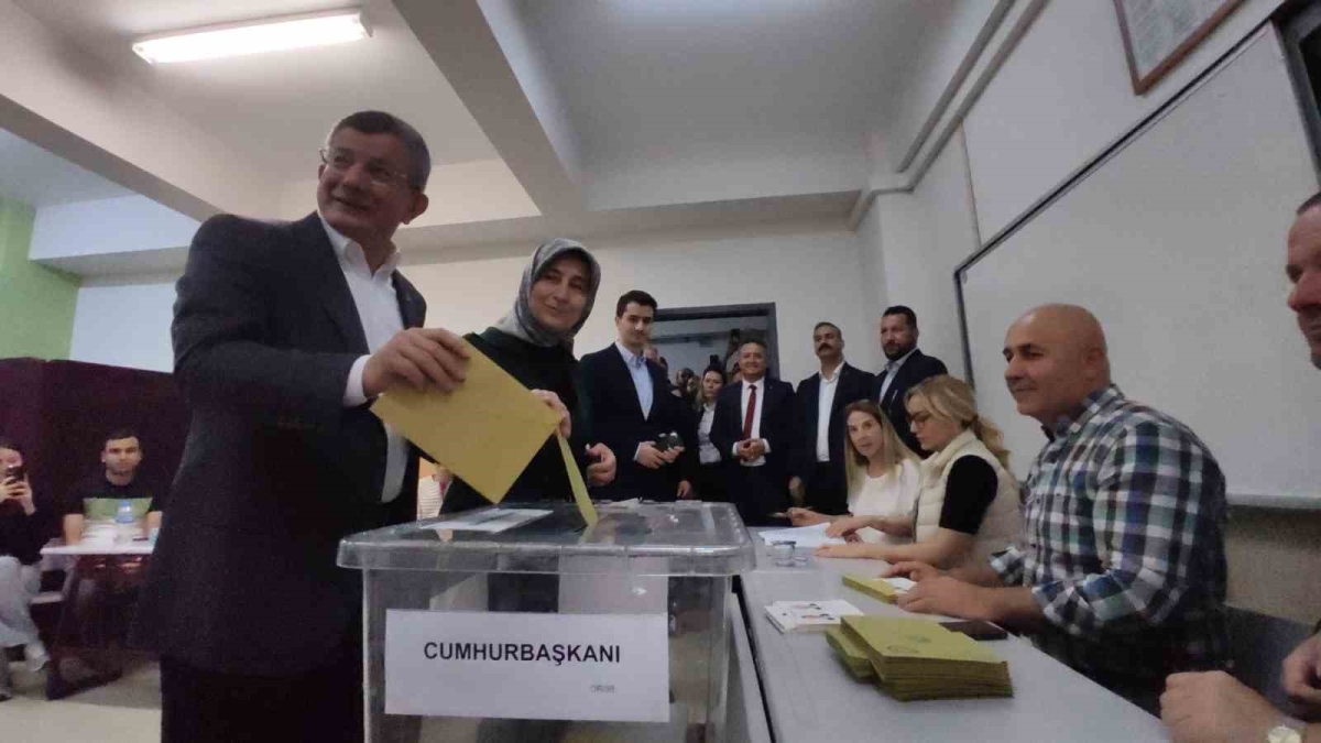 Gelecek Partisi Genel Başkanı Ahmet Davutoğlu, oyunu kullandı
