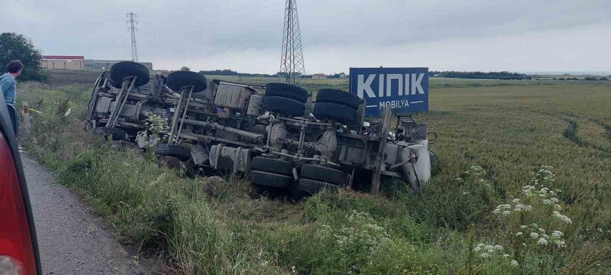 Beton mikseri düz yolda devrildi: 1 ölü
