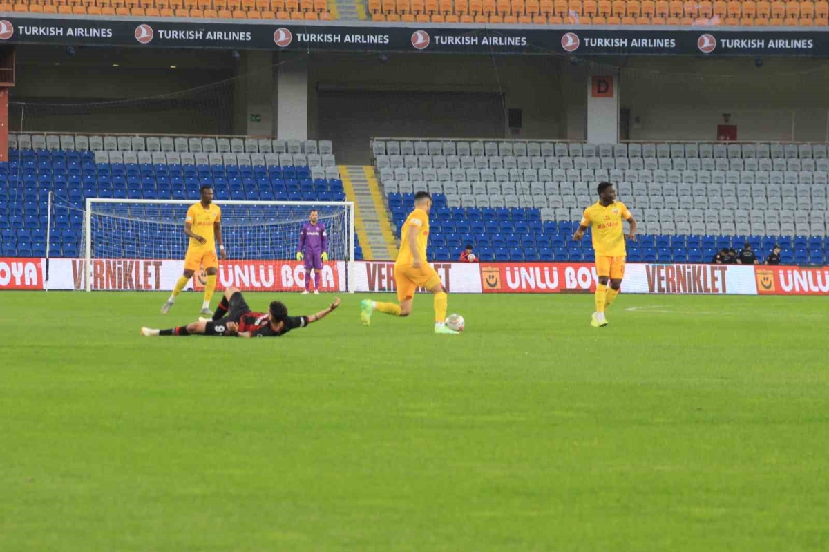 Spor Toto Süper Lig: Fatih Karagümrük: 2 - Kayserispor: 0 (İlk yarı)
