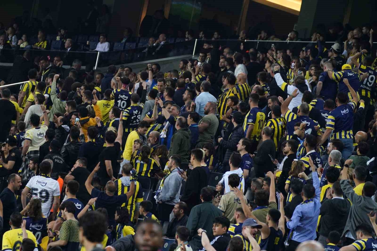 Fenerbahçe tribünlerinde ’yönetim istifa’ sesleri
