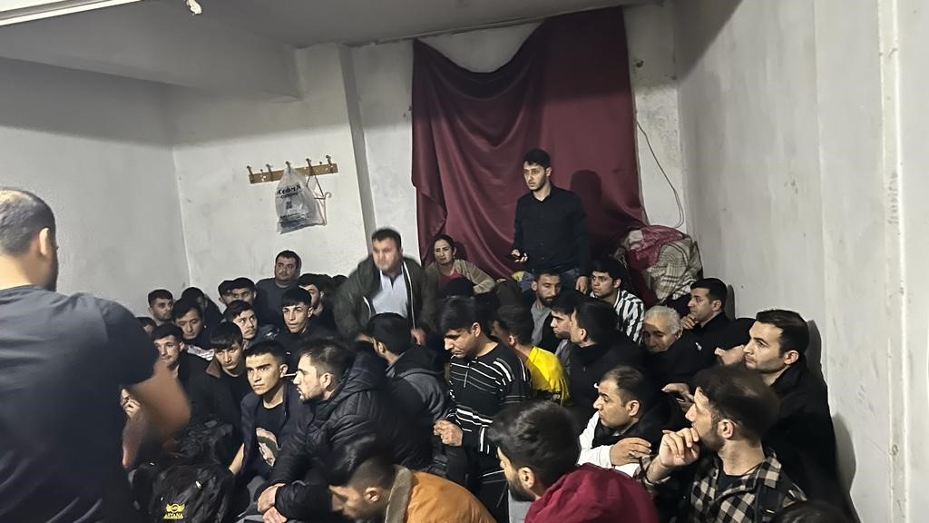 Zeytinburnu’nda kaçak göçmen operasyonu: 104 kişi yakalandı

