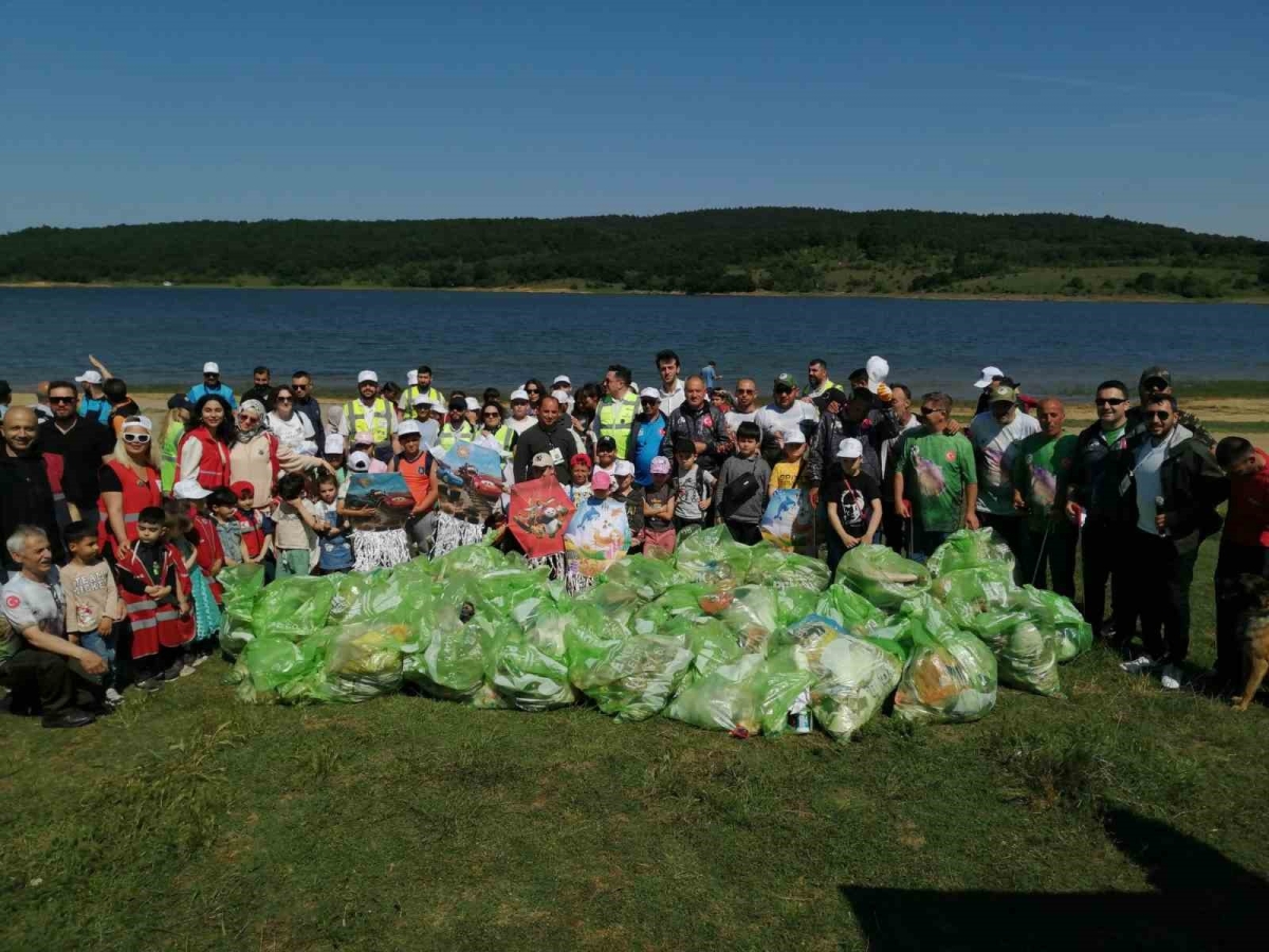 Ömerli Barajı’nda yarım saatte 30 torba çöp toplandı
