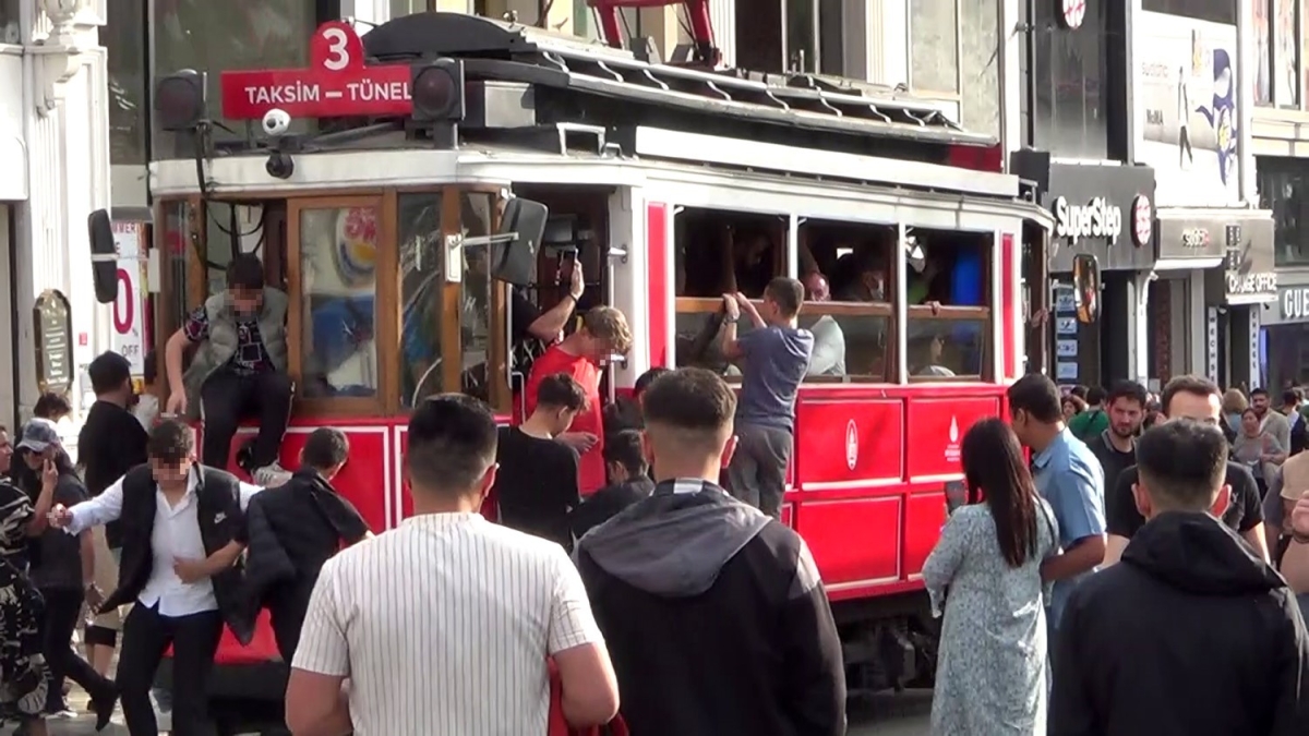 Nostaljik tramvayda çocukların tehlikeli yolculuğu

