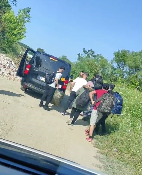 Arnavutköy’de VİP taksiyle mültecileri ormanlık alana bıraktılar
