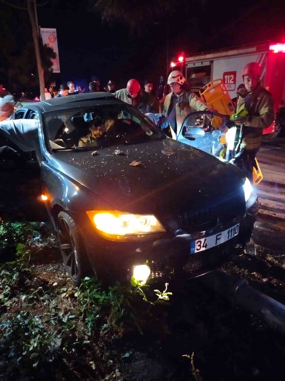 Kadıköy’de kontrolden çıkan araç aydınlatma direğine çarptı: 1 ağır yaralı
