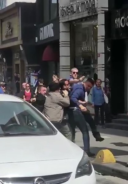 Kadıköy’de iki sürücünün trafikte yumruklu kavgası kamerada
