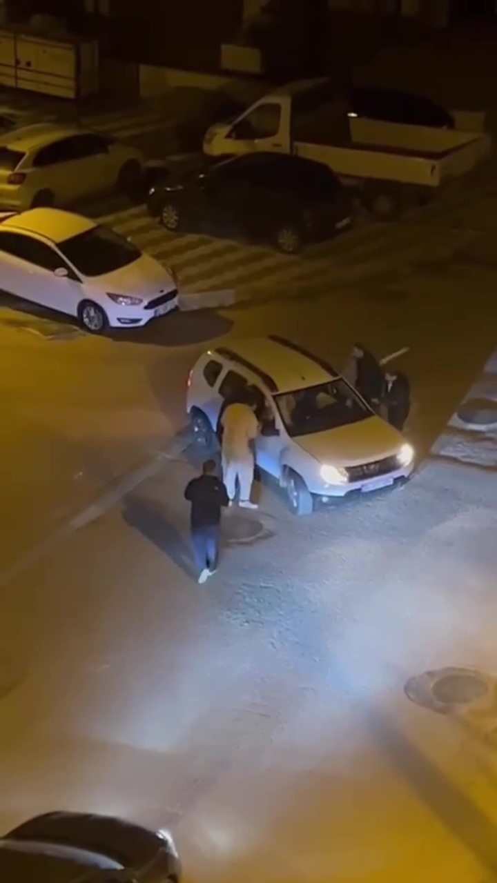 Tuzla’da otomobil içindeki kişilere yumruk ve sopayla saldırdılar
