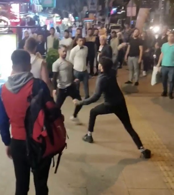 İstanbul’da “kılıç kalkan oyunu” gibi bıçaklı kavga kamerada
