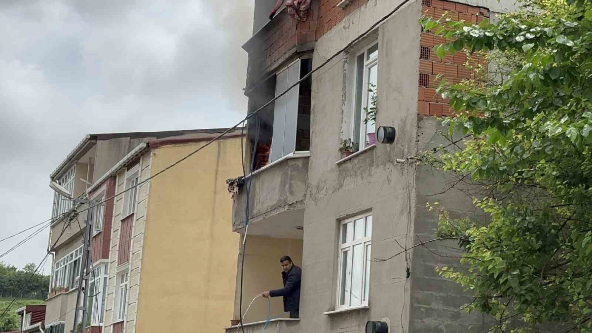 Arnavutköy’de korkutan yangın: Vatandaşlar hortum ve kovayla yangını söndürmeye çalıştı

