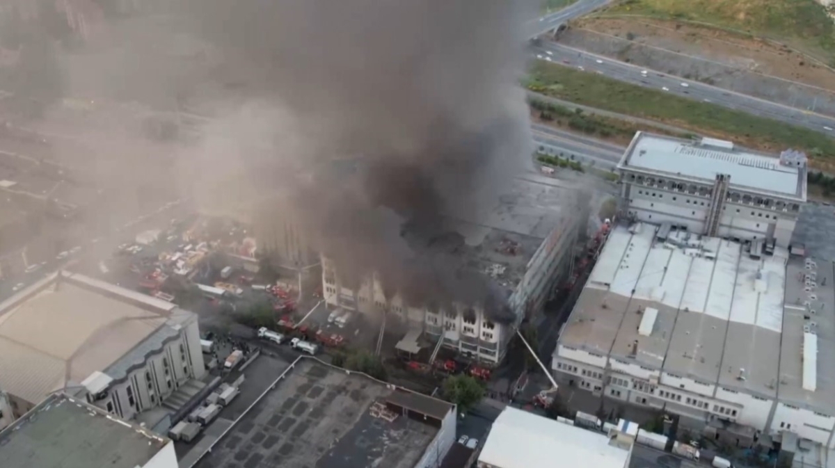 İkitelli Organize Sanayi Bölgesi’nde iş hanı yangını dron ile görüntülendi
