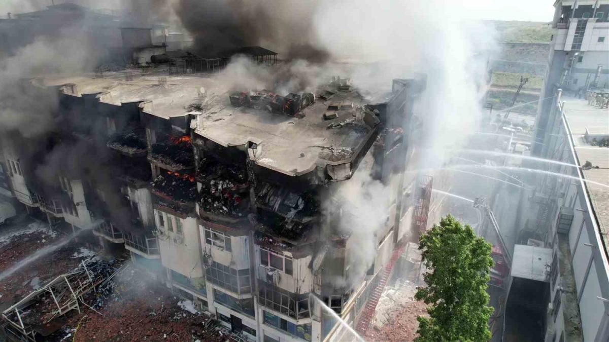 Başakşehir’de iş hanındaki yangını söndürme çalışmaları havadan görüntülendi
