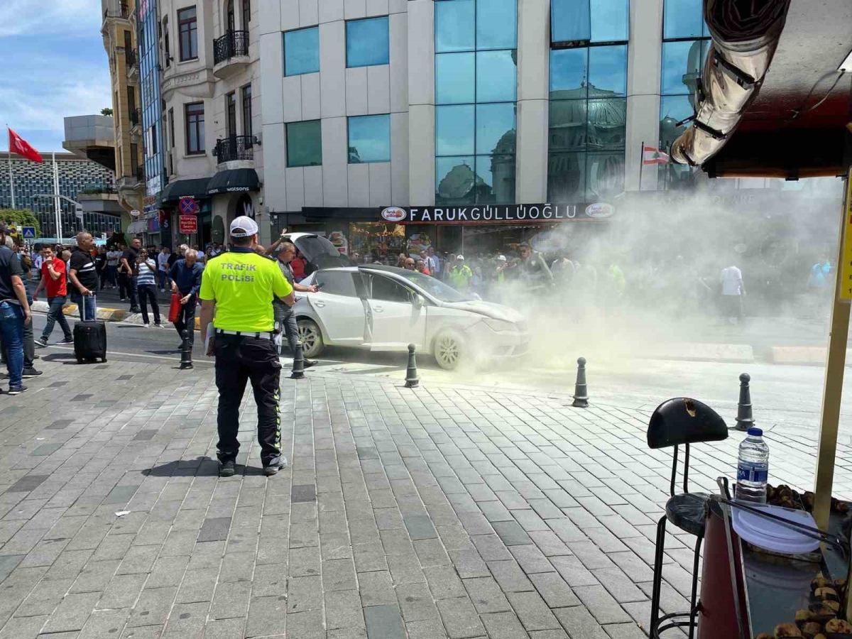 Taksim Meydanı’nda seyir halindeki araç bir anda alev aldı

