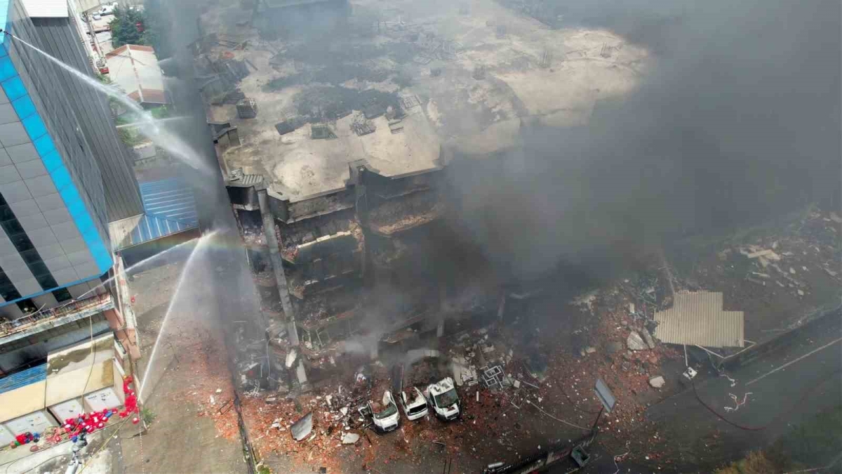 Başakşehir’de çıkan yangın 24. saatinde devam ediyor
