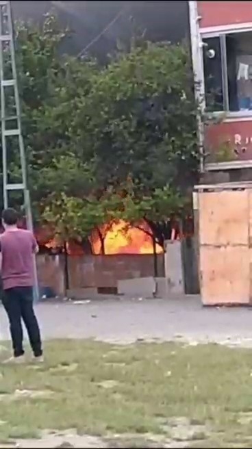 Arnavutköy’de bahçede bulunan kömürlük alev alev yandı

