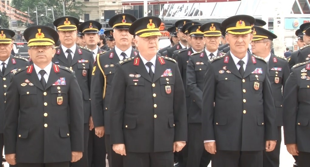 Jandarmanın 184’üncü kuruluş yılında Taksim Cumhuriyet Anıtı’na çelenk bırakıldı
