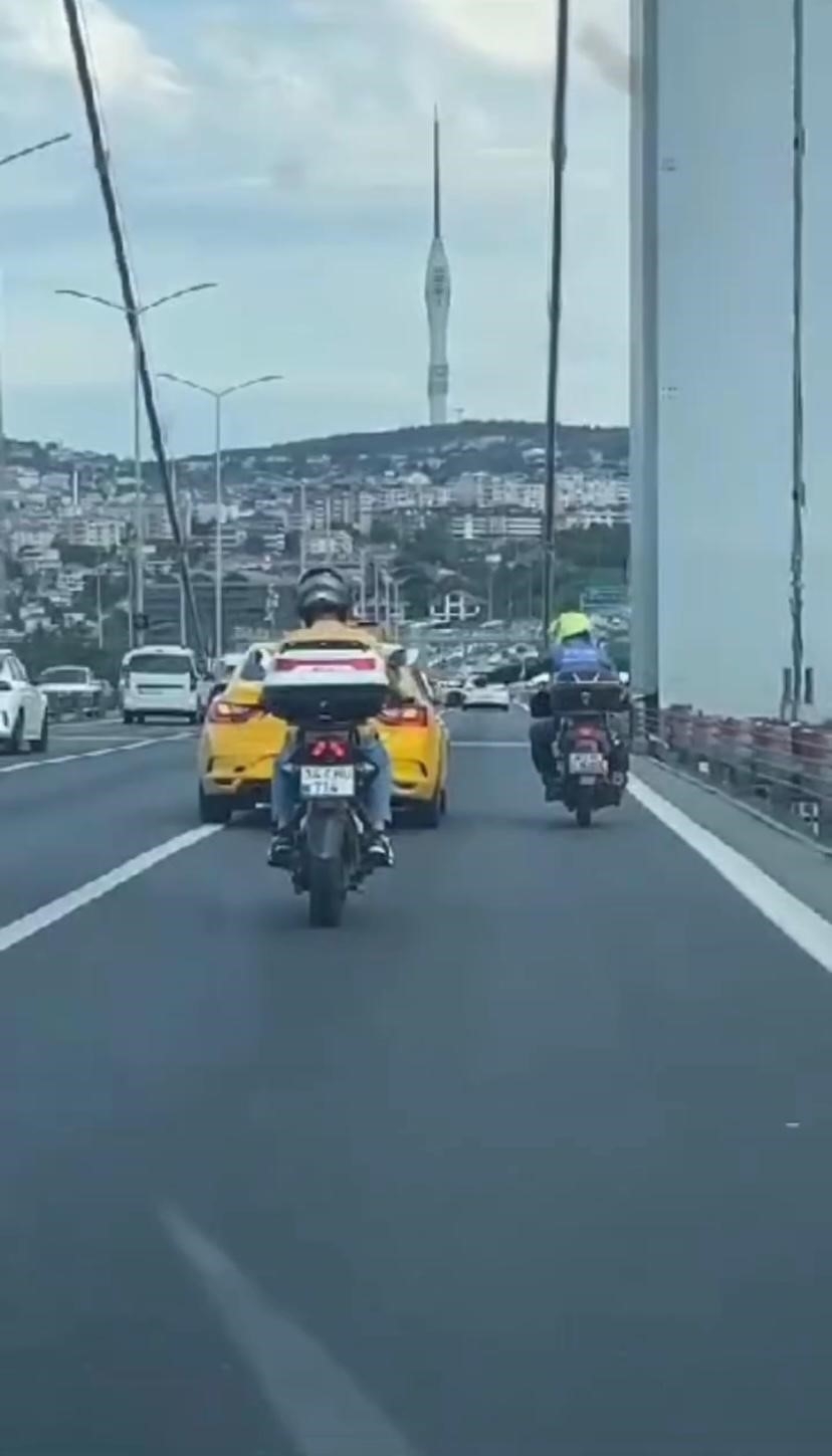 15 Temmuz Şehitler Köprüsünde taksi ile motosikletlinin kavgası kamerada

