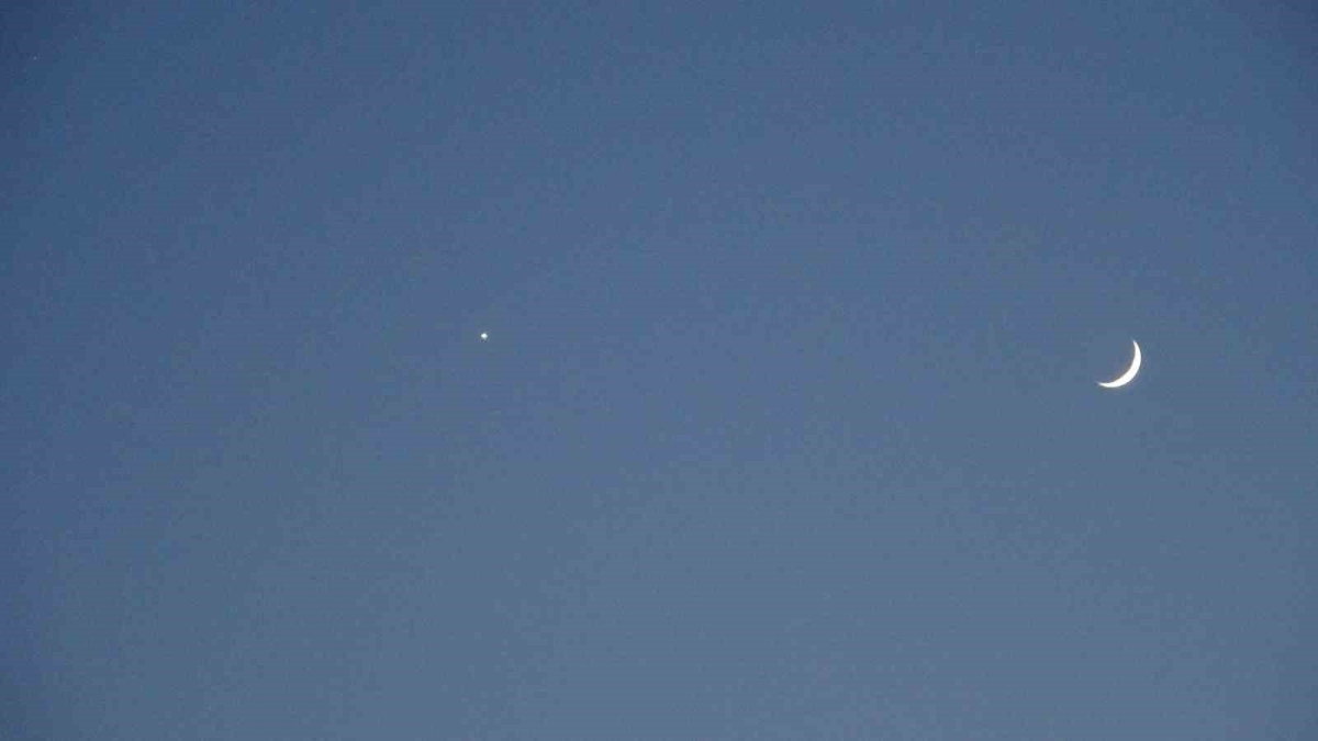 Ay ile yıldızın gökyüzünde buluşması Taksim’de böyle görüntülendi
