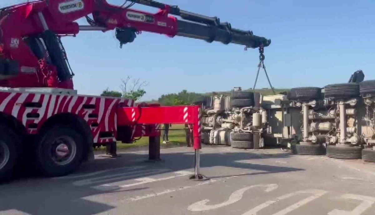 Tuzla’da hafriyat kamyonu devrildi, vatandaşlar yardıma koştu
