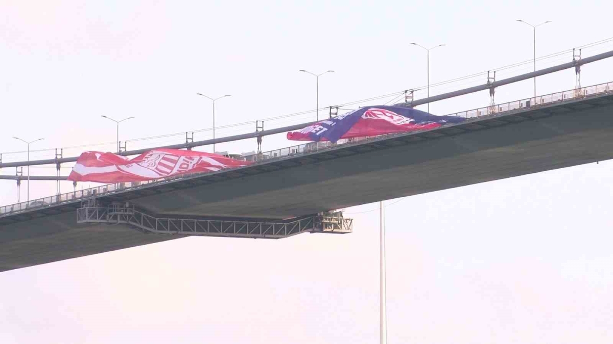 Şampiyon Pendikspor’un bayrağı İstanbul Boğazı’nda dalgalanıyor
