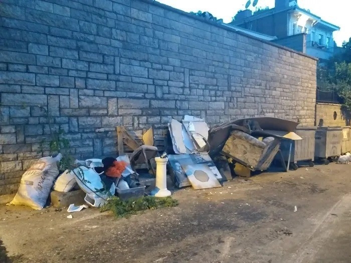 Adalar’da çöpler sokaklara taştı
