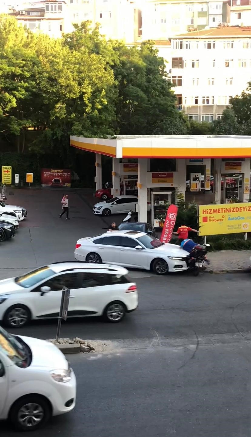 Üsküdar’da dehşet: Benzin alamayınca çalışanların üzerine otomobil sürdü
