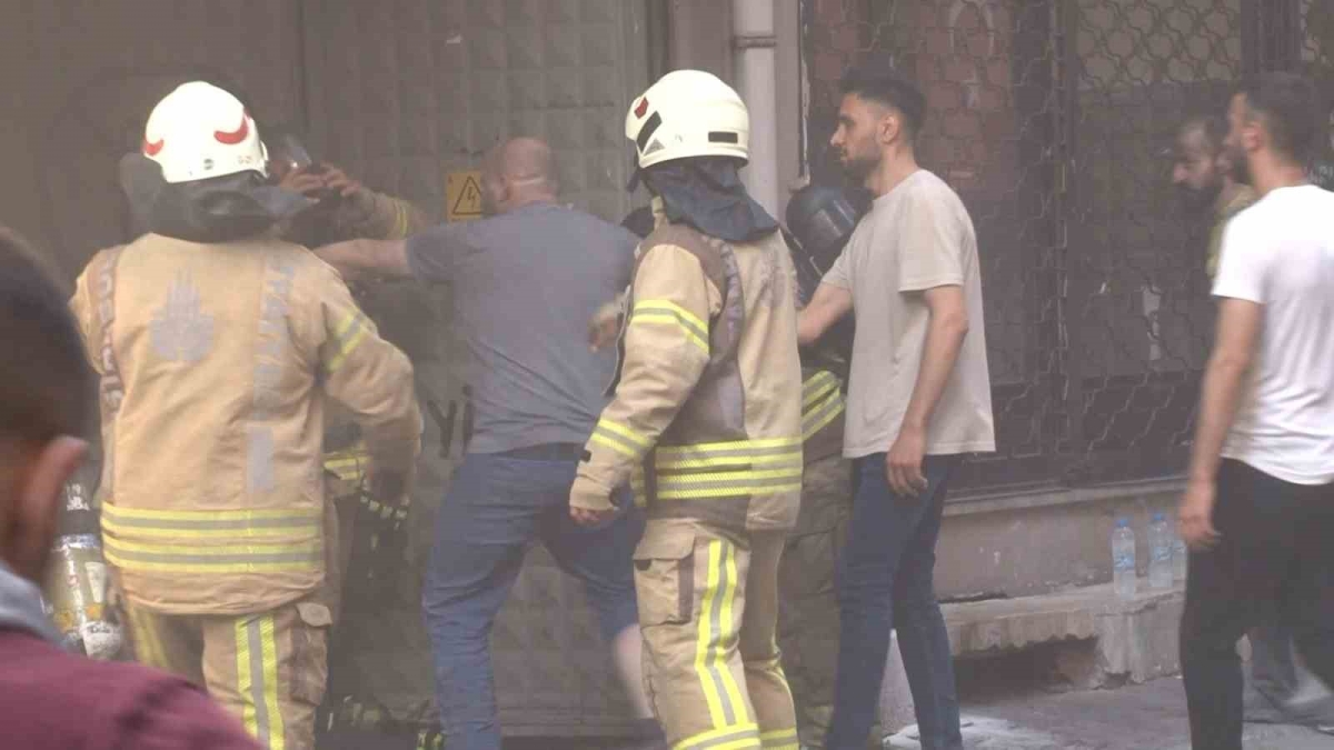 Pendik’te oto tamirhanesinde yangın: 7 kişi yaralandı
