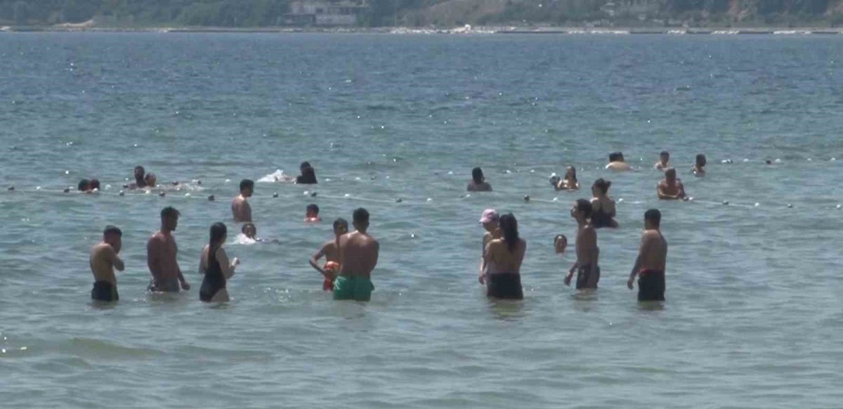 Bayramın ilk gününde vatandaşlar sıcak havanın tadını denize girerek çıkardı
